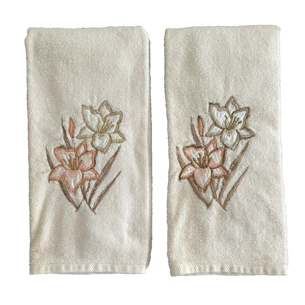 Set‎ of 2 Vintage Cream Color Embroidered Applique Flowers Hand Towels